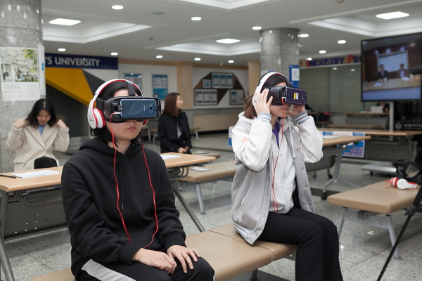 “Overcome interview jitters through VR!” Career Development Center conducts VR mock interviews