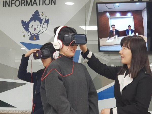 “Overcome interview jitters through VR!” Career Development Center conducts VR mock interviews