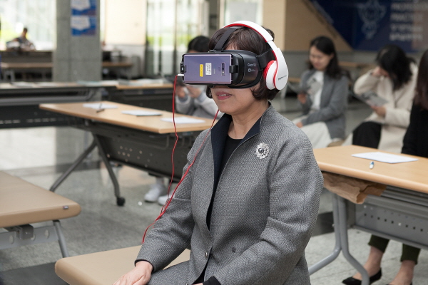 “Overcome interview jitters through VR!” Career Development Center conducts VR mock interviews