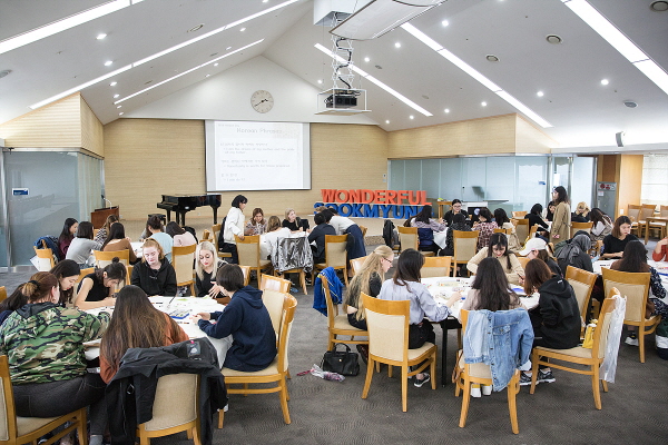 Calligraphy Fan Making” Event Held to Commemorate Hangul Proclamation Day