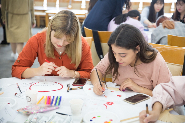Calligraphy Fan Making” Event Held to Commemorate Hangul Proclamation Day