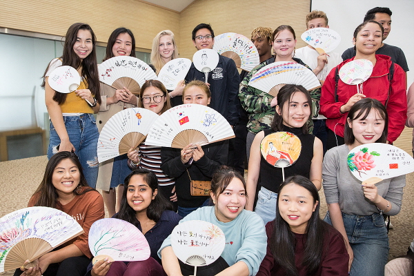 Calligraphy Fan Making” Event Held to Commemorate Hangul Proclamation Day