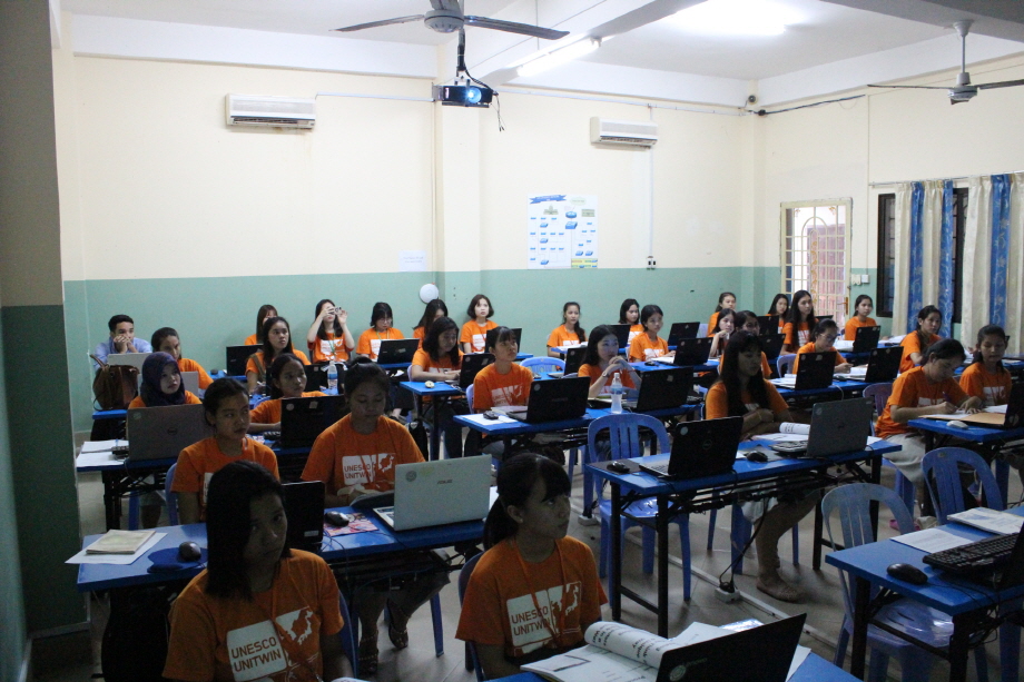Asia Pacific Women’s Information Network Center (APWINC) practices ICT and leadership education in universities in Laos-Cambodia