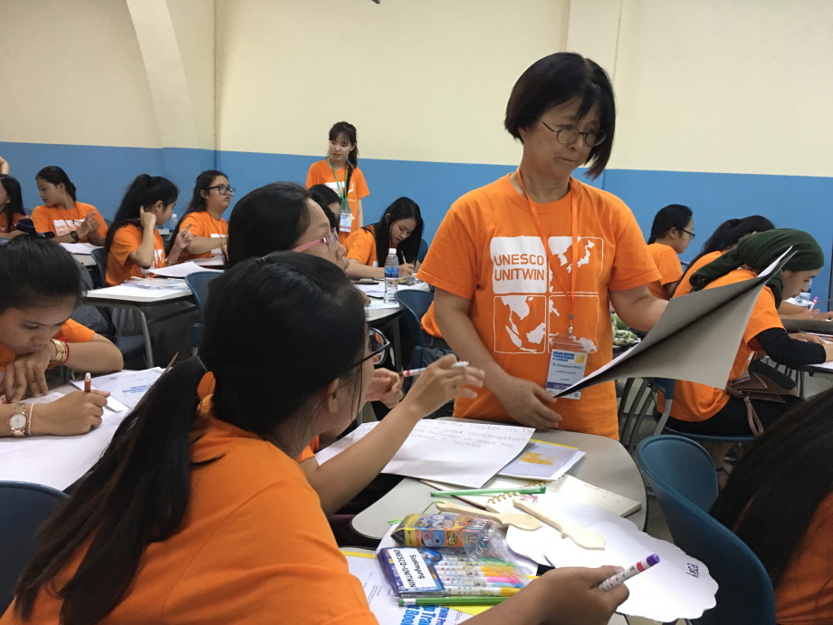 Asia Pacific Women’s Information Network Center (APWINC) practices ICT and leadership education in universities in Laos-Cambodia