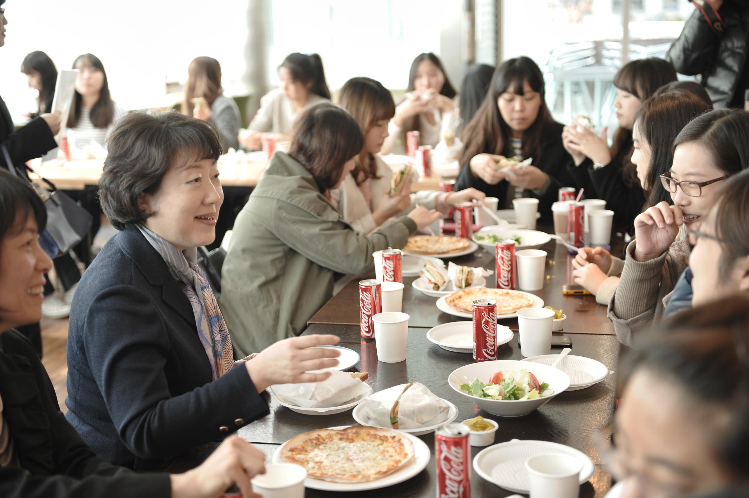 총장님과 함께 하는 피자파티, 학생회관에 웃음꽃 피자 열려 | 숙명여자대학교(국문)