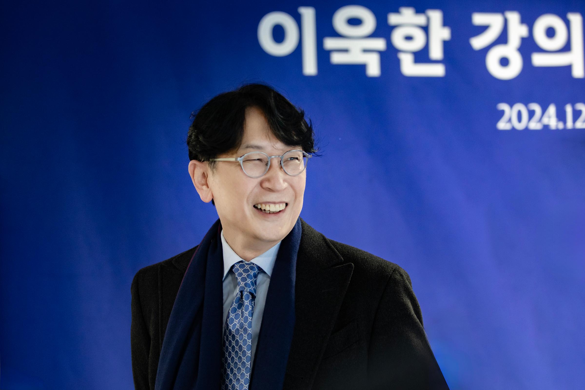 이욱한 명예교수, 발전기금 1억원 기부…진리관에 '이욱한 강의실' 조성