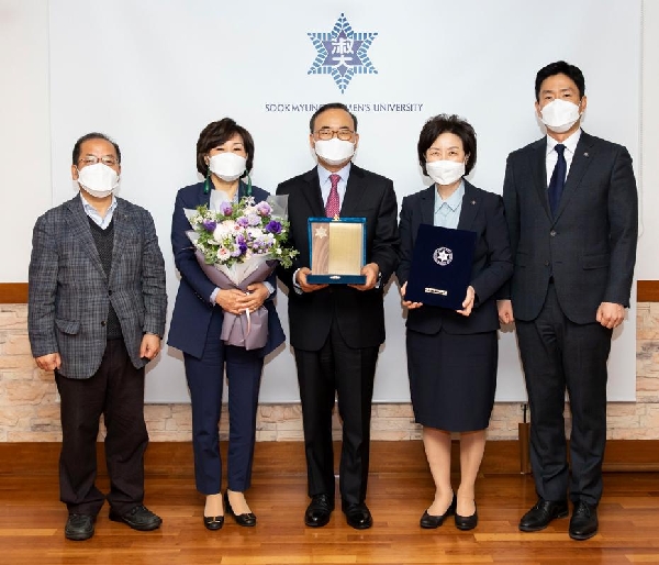 배기성 회장(김순례 제32대 총동문회장의 부군), 우리대학 ‘만 입이 부르는 숙명 교가’ 캠페인에 1억 원 쾌척