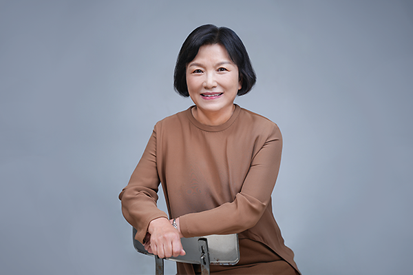 책 속의 고요를 넘어 소통으로…제57회 한국도서관상 수상자 사서 윤한진 동문