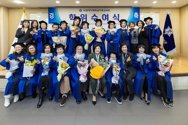 늦깎이 배움의 결실…만학도 16명 마침내 학사모 썼다