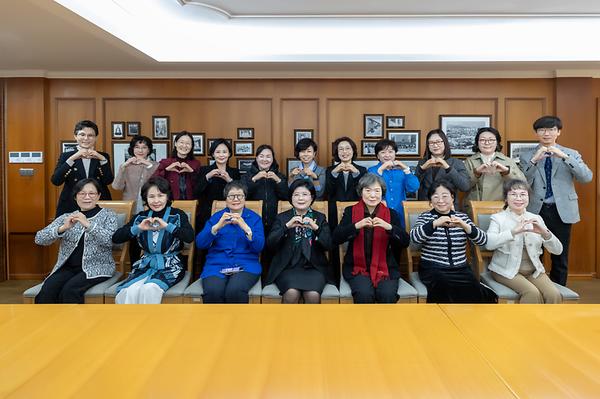 프랑스언어·문화학과 동문모임 날빛회, '선배 강의실' 조성에 7370만원 기부