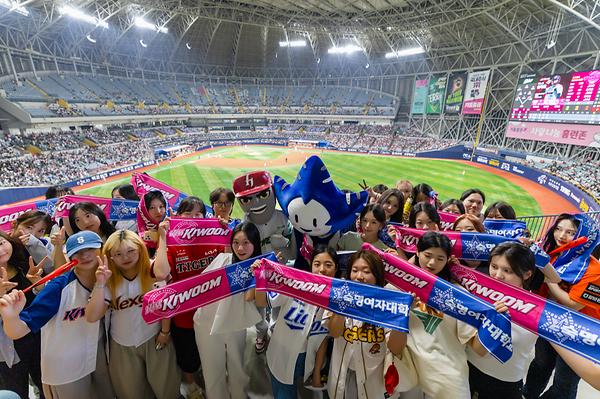 Two “Heroes” Unite at Gocheok Sky Dome: Walk-Off Home Run Brightens Sookmyung Women’s University Day